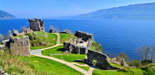 Rovine del castello di Urquhart lungo il Loch Ness, Scozia